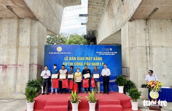 Cầu Nam Lý xây dựng sau 4 năm ngừng thi công, hẹn 'về đích' năm 2024